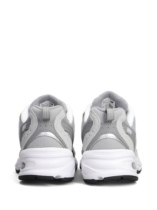 Sneaker grigia di NEW BALANCE caratterizzata da logo laterale a contrasto bianco, suola segmentata e lacci. NEW BALANCE | MR530CKRAINCLOUD